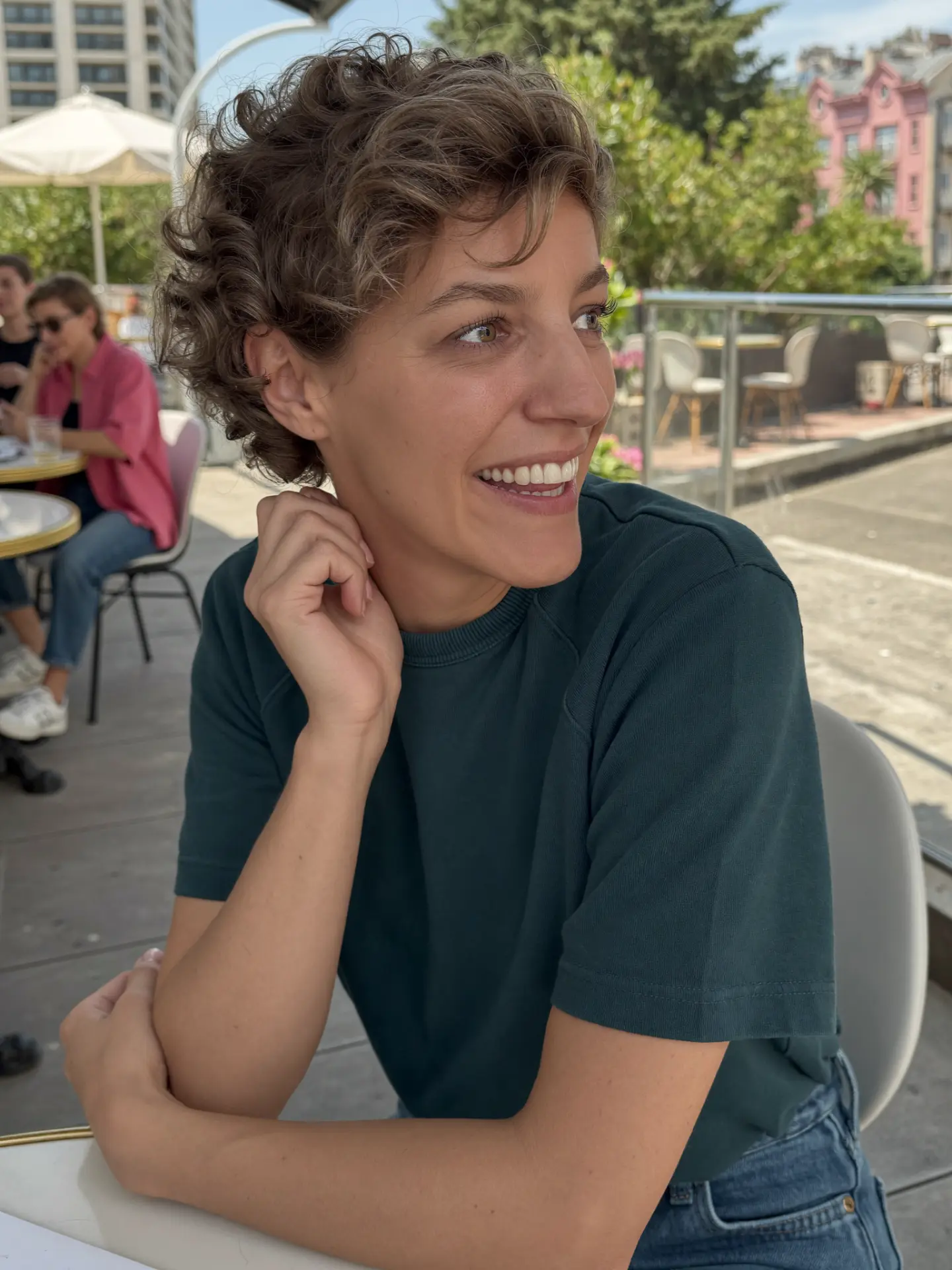 Sofie in donkergroen t-shirt op een terras, AI gegenereerde brandfoto