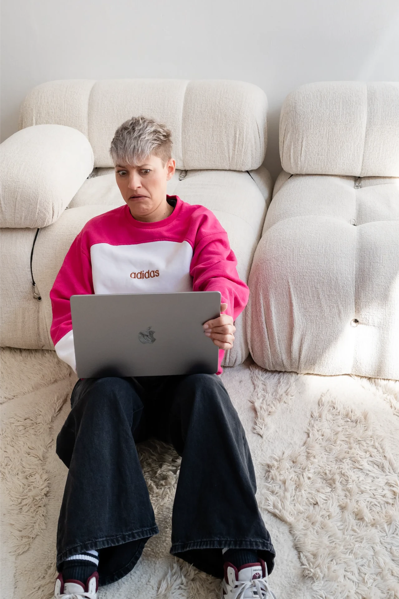 twijfelend achter de laptop