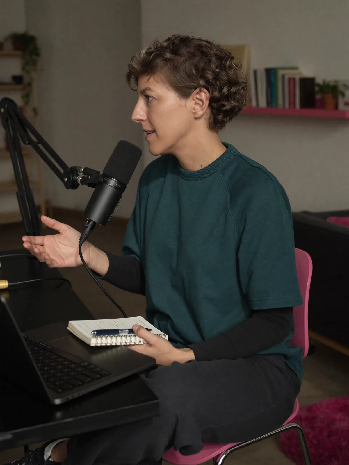 Sofie in profiel bij een podcastopname