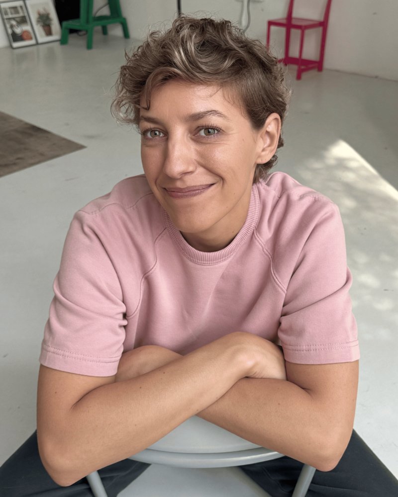 AI-portret van Sofie in een roze T-shirt
