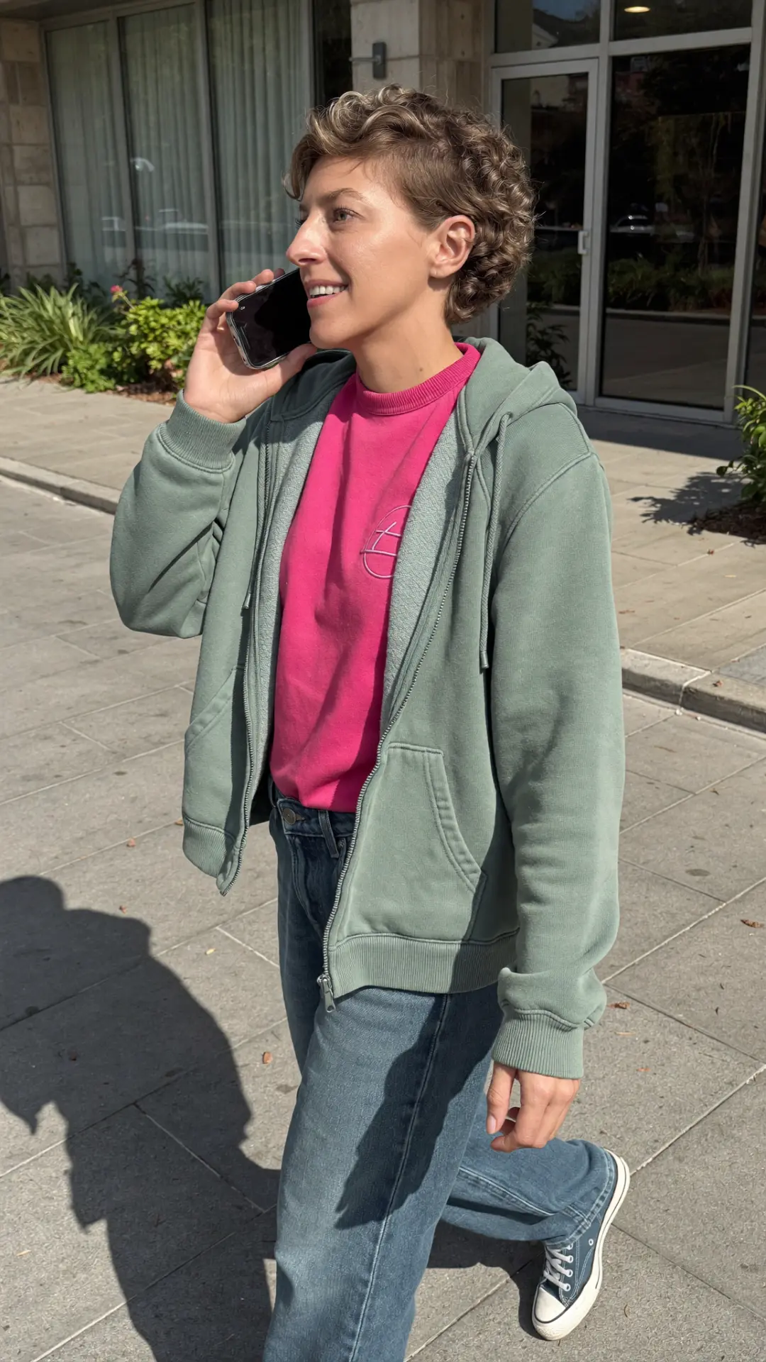 Sofie buiten aan de telefoon