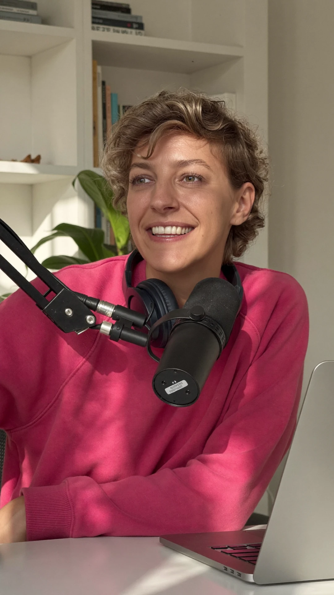 AI brandfoto van Sofie met microfoon