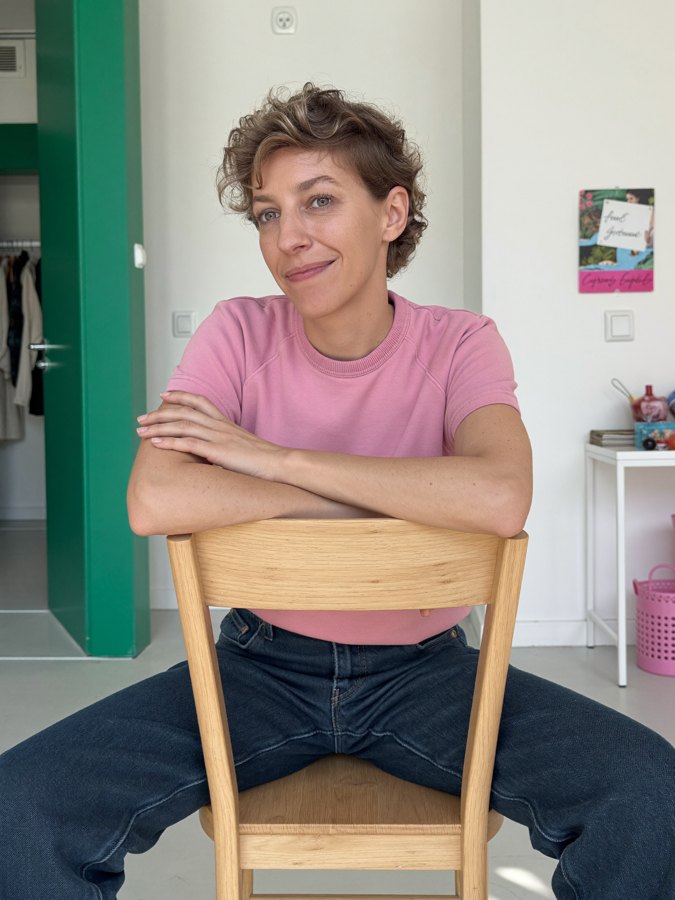 Sofie op een stoel in haar woonkamer